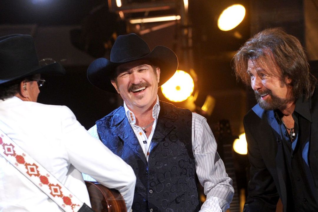 George Strait Left in Awe as Brooks & Dunn Deliver an Unforgettable Rendition of “This Is Where The Cowboy Rides Away”!