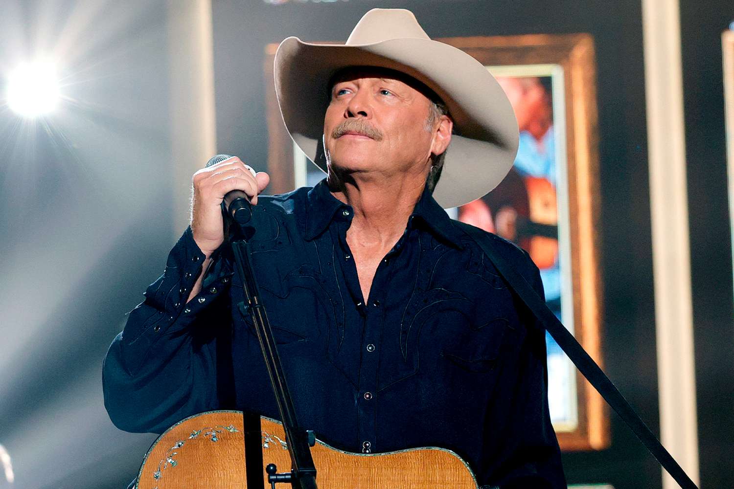 BREAKING NEWSAt the age of 66, Alan Jackson sat in his wheelchair at(02)